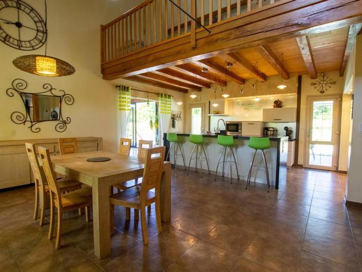 Location de vacances pour 8 personnes, avec jardin ainsi que terrasse et piscine à Rampieux - 4