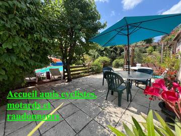 Chambre d’hôte pour 6 personnes, avec piscine ainsi que jacuzzi et jardin dans la Loire