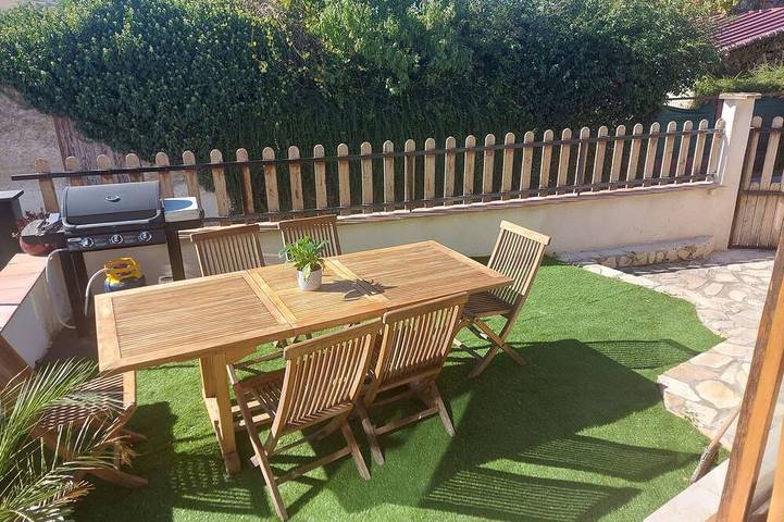 Gîte pour 7 personnes, avec jardin dans Brenat