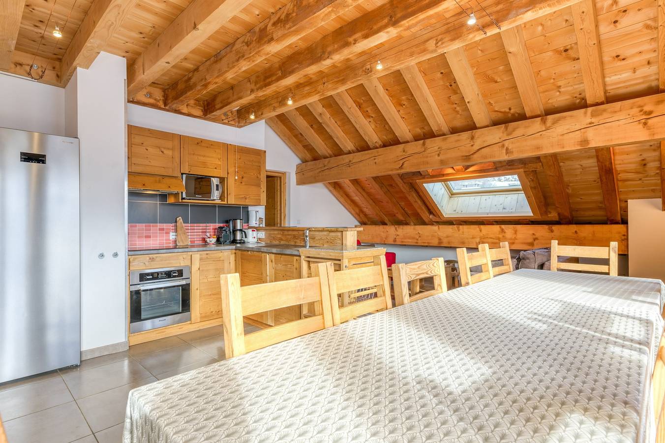 Appartement entier, Appartement "La Grande Vadrouille" avec vue sur les montagnes, terrasse partagée et Wi-Fi in Saint-Jean-d'Arves, Région de Saint-Jean-de-Maurienne