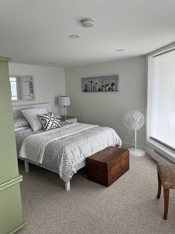 Legal 1 bedroom Guest Suite for two, with lake views & walk to wineries. in West Kelowna, Crystal Mountain