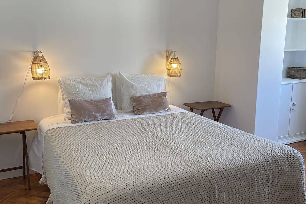 Family Villa in Lisbon,heated pool,elevator,parking,6 bedrooms,sleeps 14 in Lisbon, Costa de Lisboa