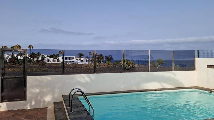 Bungalow para 5 personas, con terraza además de piscina y vistas en Costa Teguise
