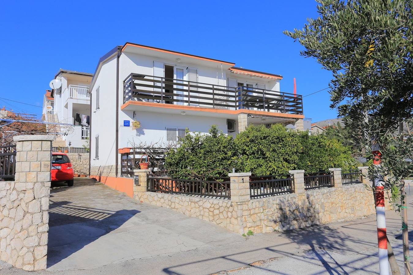 Ganze Wohnung, 2-Zimmer-Ferienwohnung am Strand Seget Vranjica, Trogir A-6094-a in Seget Vranjica, Split-Dalmatien