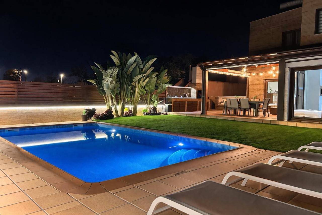 Villa Preciosa con picina cerca de la playa in Villanueva y Geltrú, Garraf