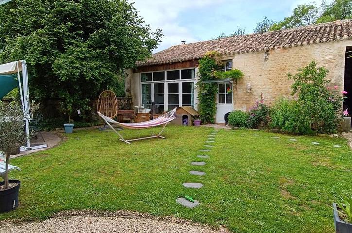 Location de vacances pour 3 personnes, avec jardin et piscine à Gond-Pontouvre - 2