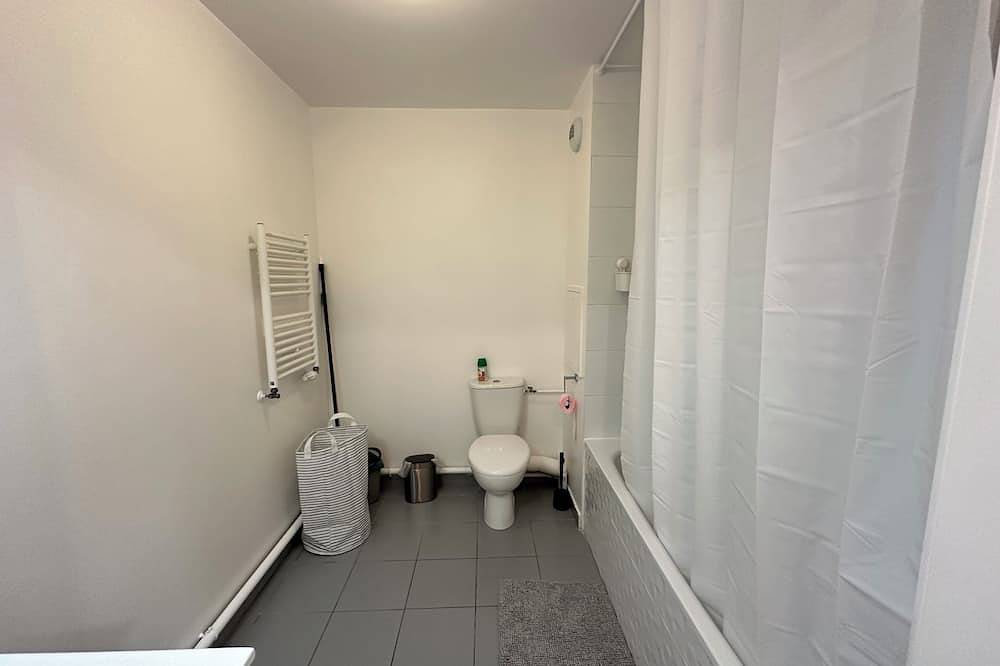 Appartement entier, Cosy 2 pièces avec Parking près Gare Hôtel de Ville Courneuve in La Courneuve, Seine-Saint-Denis