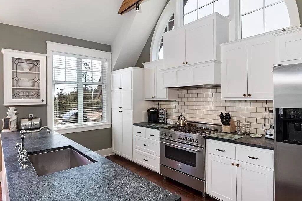 Chef's Kitchen, Salish Sea View, Ev Charger: This is The Cottage on Cedar Street in San Juan Island