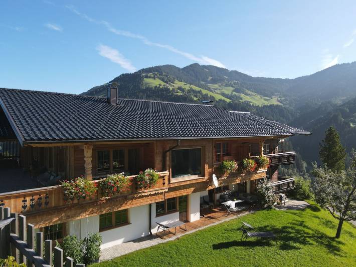 Ferienwohnung für 4 Personen, mit Balkon und Terrasse sowie Garten und Ausblick in Auffach