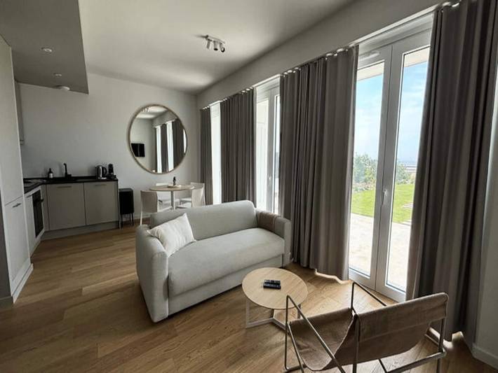 Location de vacances pour 2 personnes, avec jardin et piscine, adapté aux familles dans Plage Tresmeur - 2