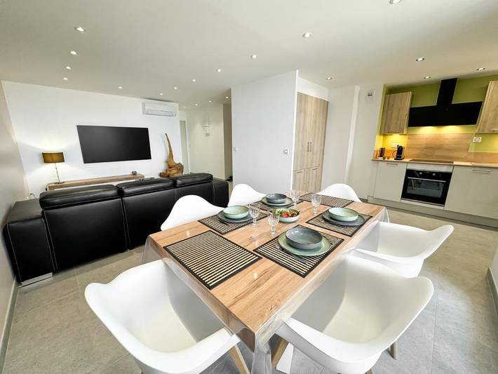 Gîte pour 4 personnes, avec terrasse ainsi que vue et piscine dans Port de Sète