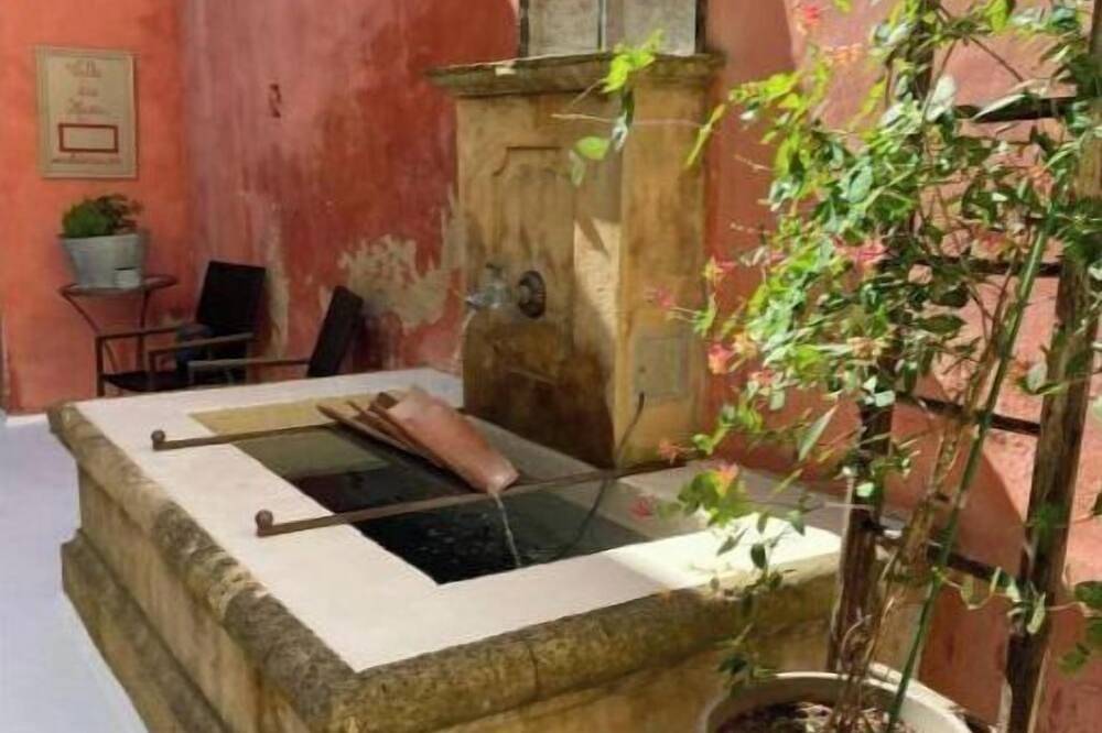 Entire apartment, B&B Villa des Muses in the heart of a village in Provence in La Roque-d'Anthéron, Aix-en-Provence region