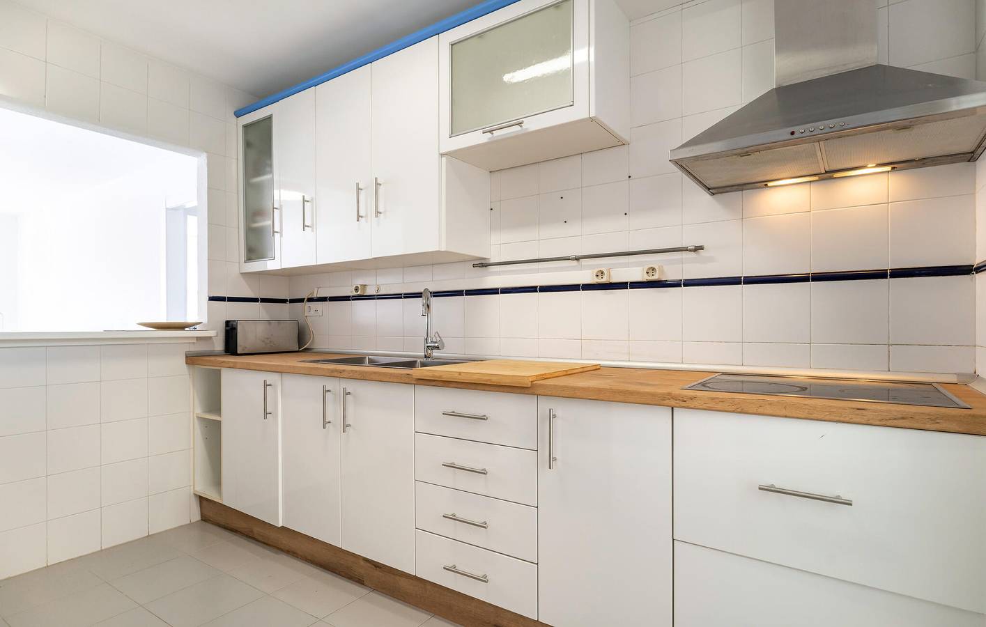Entire holiday apartment, Cozy Apartment with Pool, Garage & AC, near Beach & City Center in Las Marinas Roquetas, Roquetas de Mar