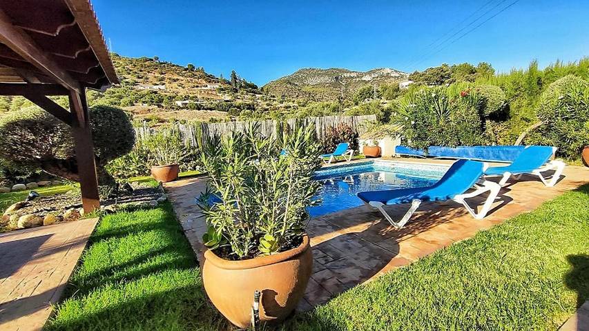Casa rural para 5 personas, con piscina además de vistas y jardín, Se admiten mascotas en Algodonales