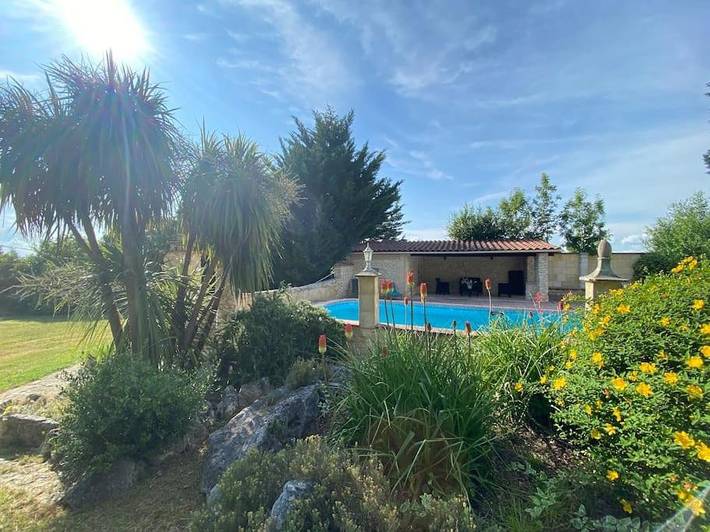 Location de vacances pour 8 personnes, avec Terrasse et Jardin ainsi que Piscine et Vue à Anthé