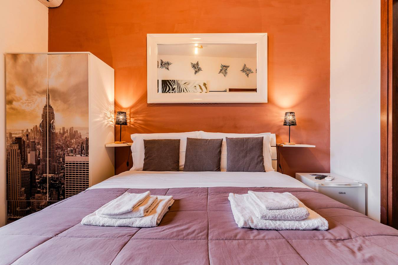 Camera 'Bnb Sottosopra- Camera Zebrata' con vista mare, Wi-Fi e aria condizionata in Gallipoli, Golfo di Taranto