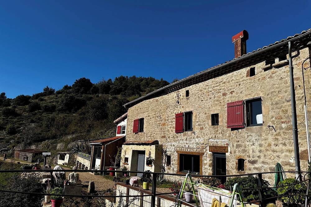 La Cigale Ardéchoise – Un cocon cosy pour deux, face à la vallée de l’Eyrieux in Chalencon, Parc naturel régional des Monts d'Ardèche