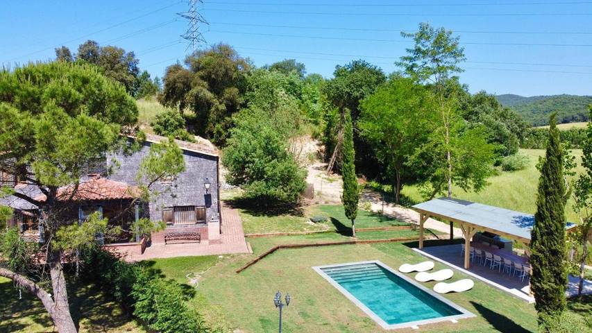 Location de vacances pour 15 personnes, avec vue ainsi que piscine et jardin à Hostalric