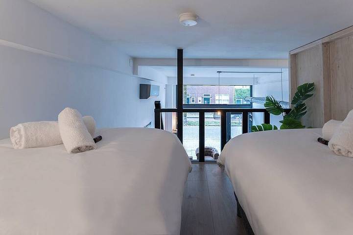 Ganze Wohnung, Stilvolles Loft mit 2 Schlafzimmern im Herzen von Tilburg. Modern, hell und komplett ausgestattet mit Küche, schnellem WLAN, Smart-TV und Arbeitsbereich – perfekt für einen Städtetrip oder einen gemütlichen Workation-Aufenthalt. in Tilburg, Nordbrabant