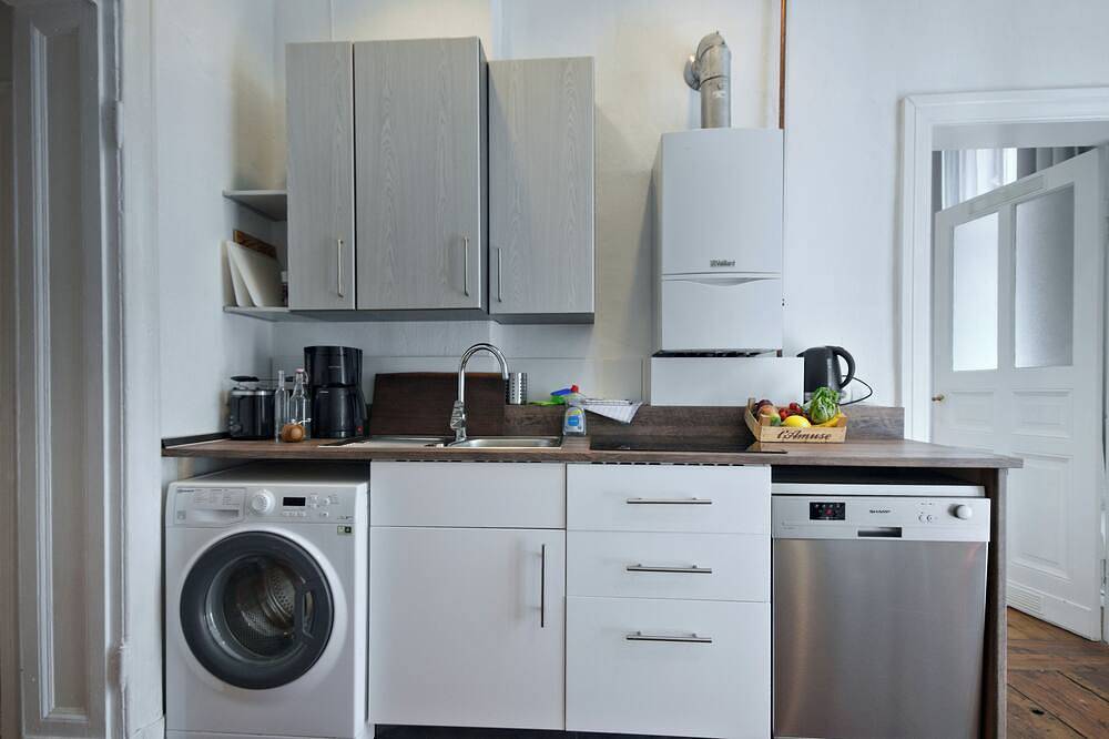 Ganze Wohnung, Renovierte Altbauwohnung mit Duschbad, separater Wohnküche und Waschmaschine in Moabit Berlin, Berlin