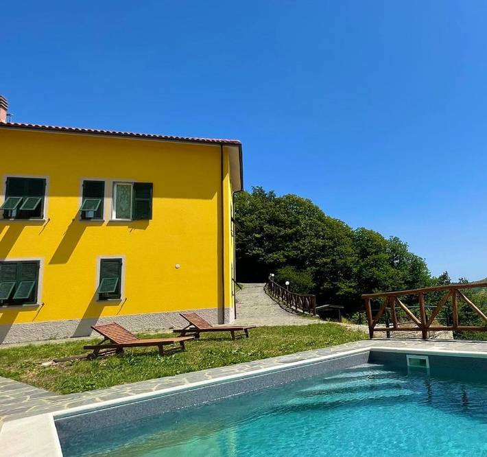 Casa vacanza per 9 persone, con panorama e piscina in Varese Ligure