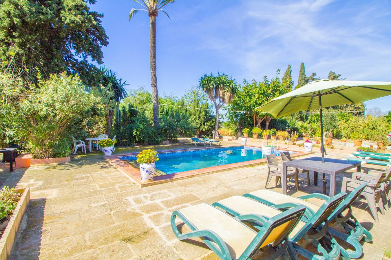 Geheel vakantieappartement, Vakantieappartement voor 10 personen met terras in Son Ferriol, Palma de Mallorca