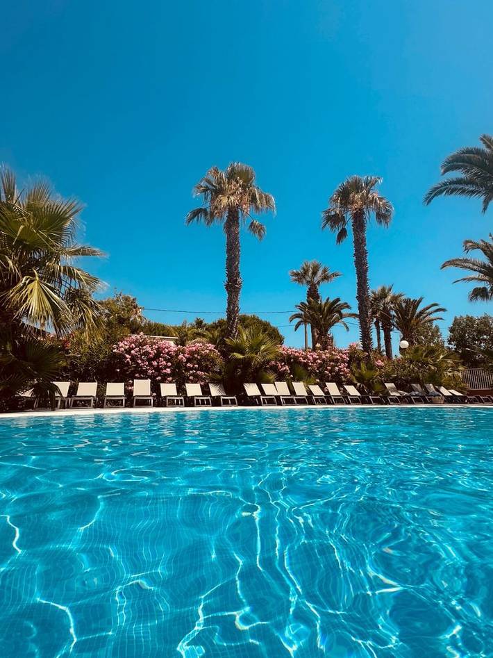 Camping pour 6 personnes, avec balcon ainsi que piscine et jardin