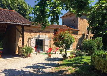 Gîte pour 4 personnes, avec piscine ainsi que jardin et terrasse à Lédat
