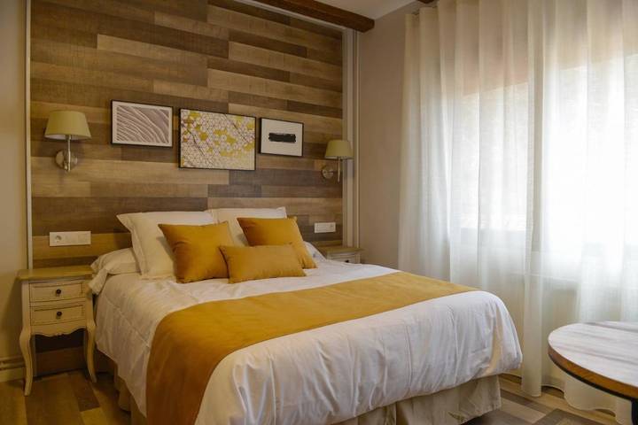 Alojamiento y desayuno para 5 personas, con terraza y vistas en Aragón