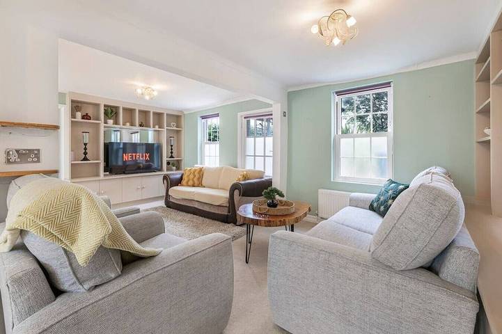 Holiday apartment for 12 people, with hot tub in Sussex