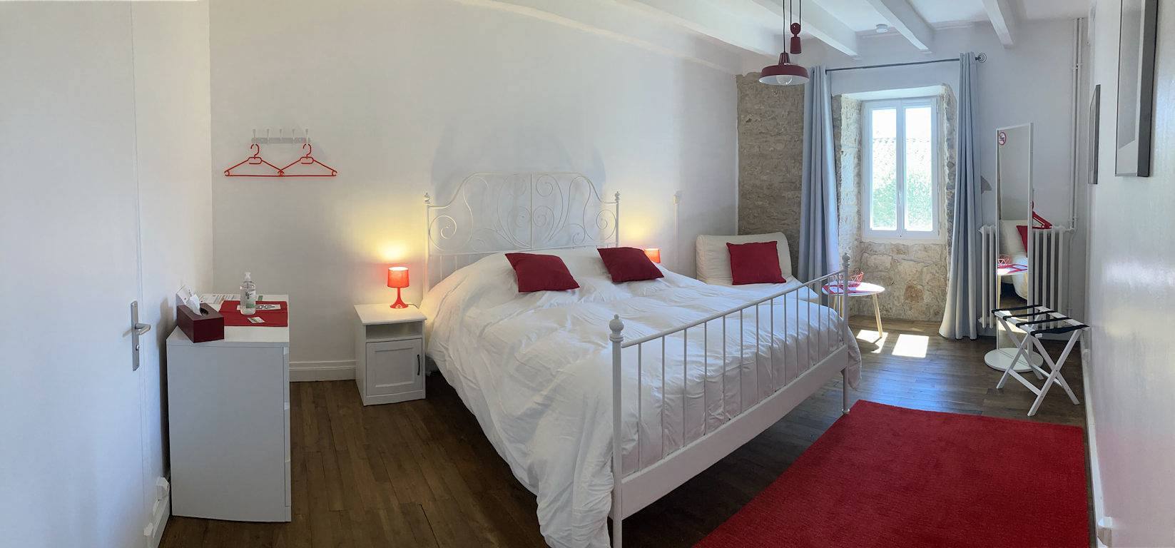 Au Nec Plus Ultra - Chambre d'hôtes - Rouge et Blanche in Brux, Vienne (France)