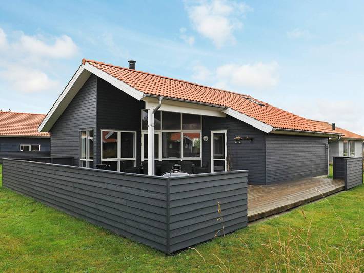 Ferieudlejning for 6 personer, med terrasse og jacuzzi, børnevenlig i Fjand