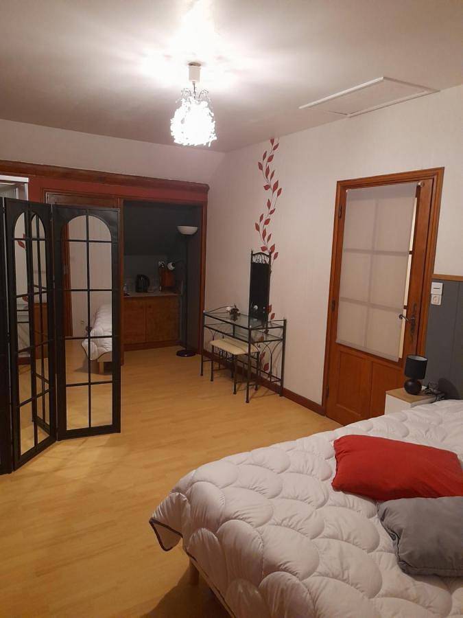 Location de vacances pour 4 personnes, avec piscine ainsi que terrasse et vue à Magnien - 4
