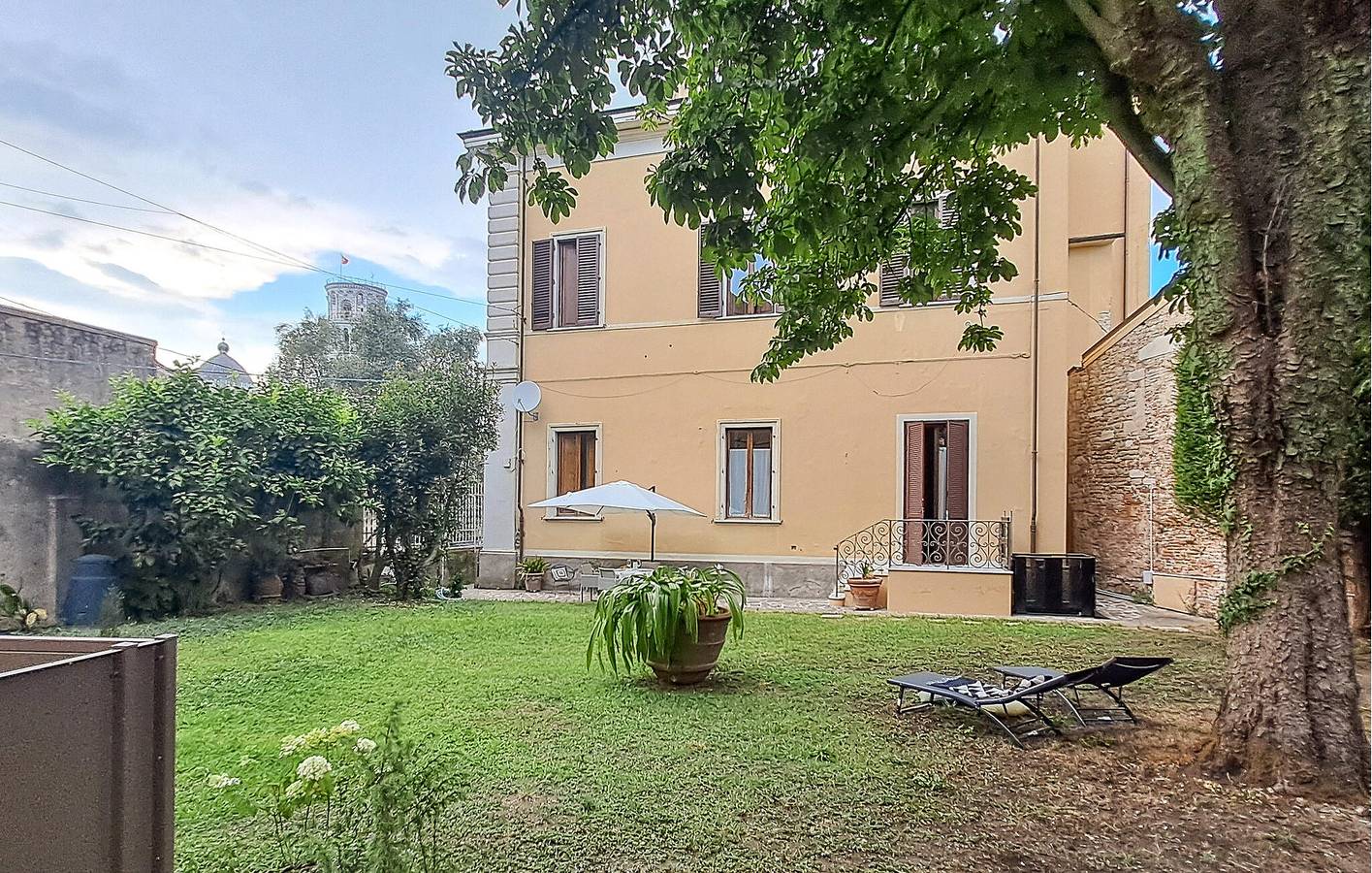 Entire holiday apartment, Modern Apartment with WiFi, Parking - Pisa Central Location in Pisa, Italian Riviera