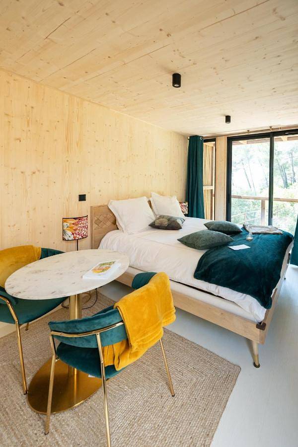 Location de vacances pour 2 personnes, avec jardin ainsi que vue et terrasse à Saint-Marc-Jaumegarde - 3