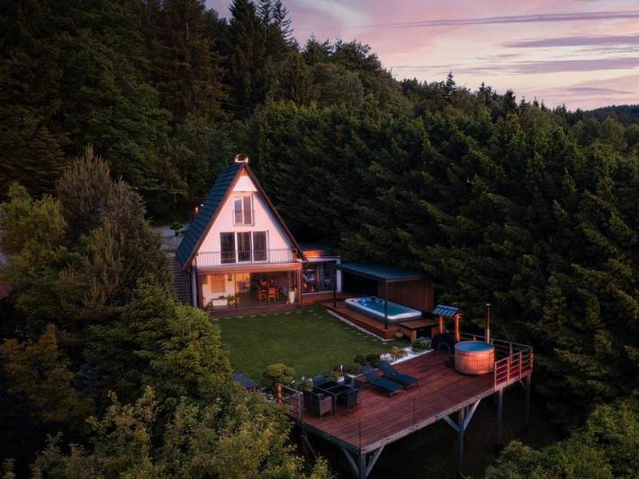 Ferienhaus für 6 Personen, mit Ausblick und Sauna sowie Garten und Pool, mit Haustier