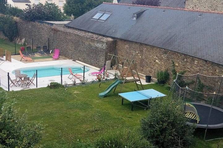 Location de vacances pour 12 personnes, avec jardin ainsi que terrasse et piscine à Saint-Thélo