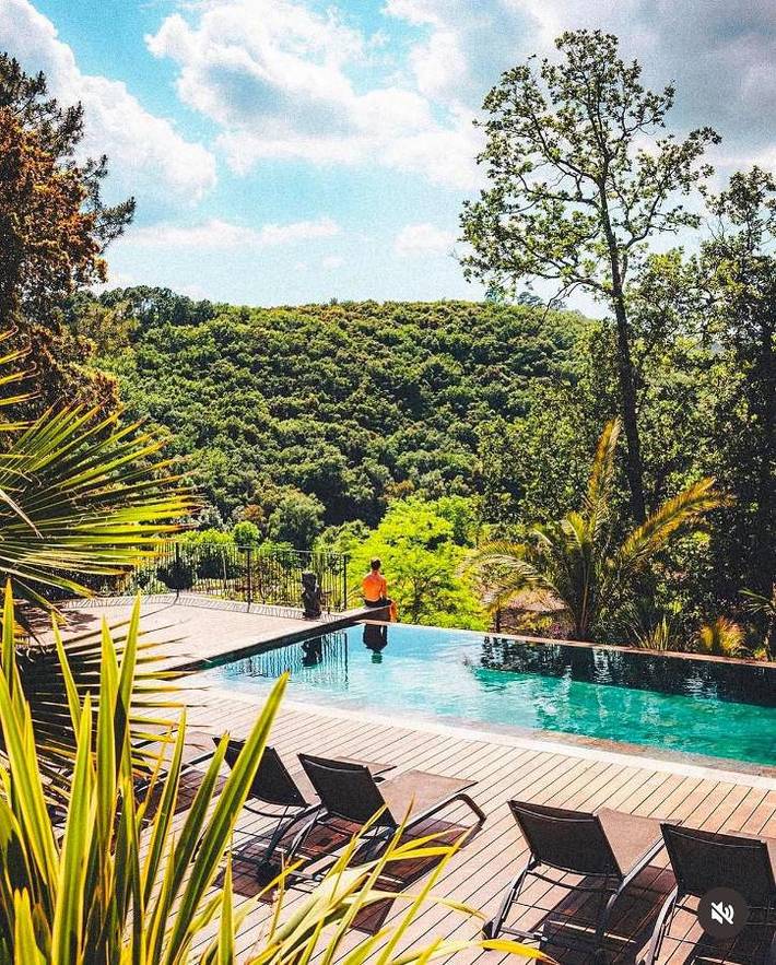 Location de vacances pour 15 personnes, avec piscine et sauna ainsi que jardin et vue à Saint-Jean-du-Pin