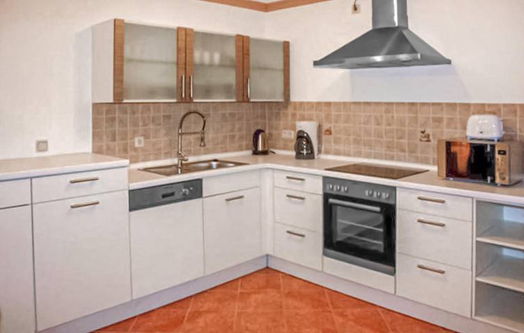 Ganze Ferienwohnung, Gemütliches Apartment in Strandnähe mit WiFi, Parkplatz & Terrasse in Sommersdorf, Kummerower See