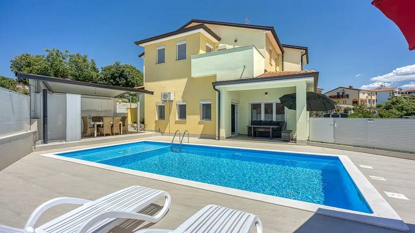 Villa für 8 Personen, mit Pool und Terrasse sowie Garten in Kaštel (Plovanija)