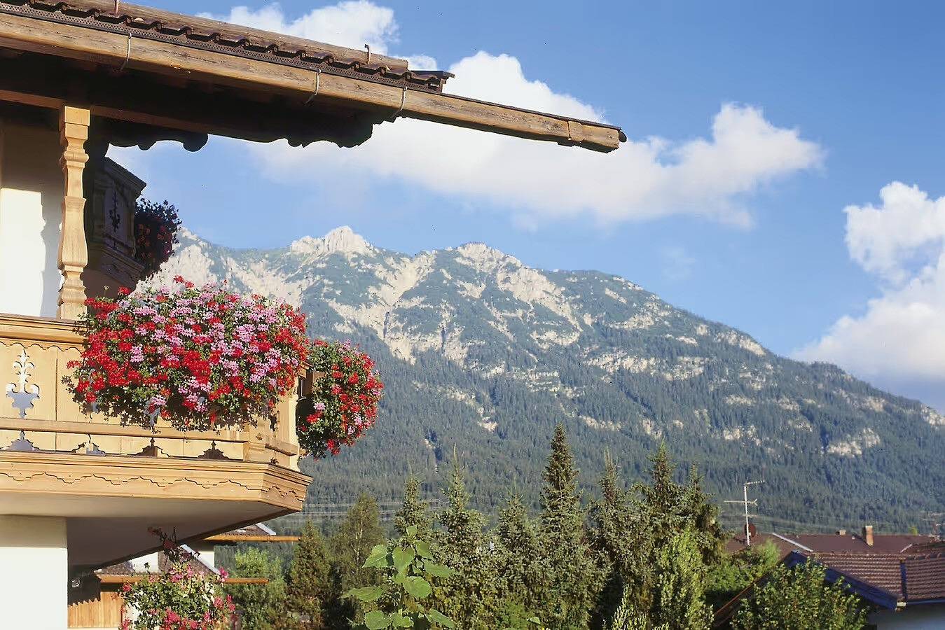 Ganze Wohnung, Gästehaus Christophorus - Ferienwohnung "Alpenglühn" mit Bergblick, Gemeinschaftsgarten und Wlan in Krün, Bayerische Alpen