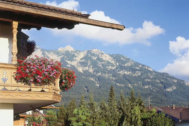 Ganze Wohnung, Gästehaus Christophorus - Ferienwohnung "Alpenglühn" mit Bergblick, Gemeinschaftsgarten und Wlan in Krün, Bayerische Alpen