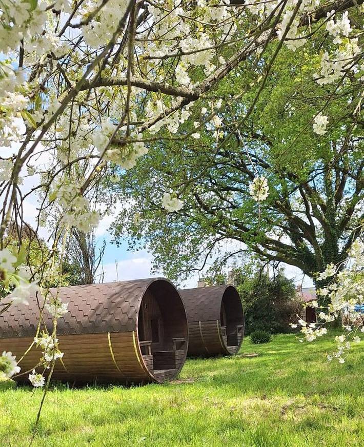 Camping pour 4 personnes, avec Jacuzzi et Terrasse ainsi que Jardin et Sauna