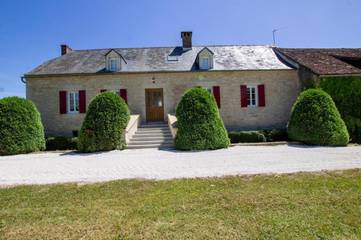 Location de vacances pour 10 personnes, avec terrasse ainsi que jardin et piscine à Saint-Rabier