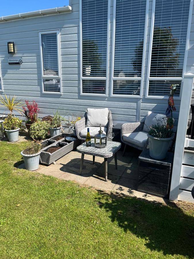 Glamping for 5 people, with Balcony and Terrace as well as Garden and Pool in Canterbury