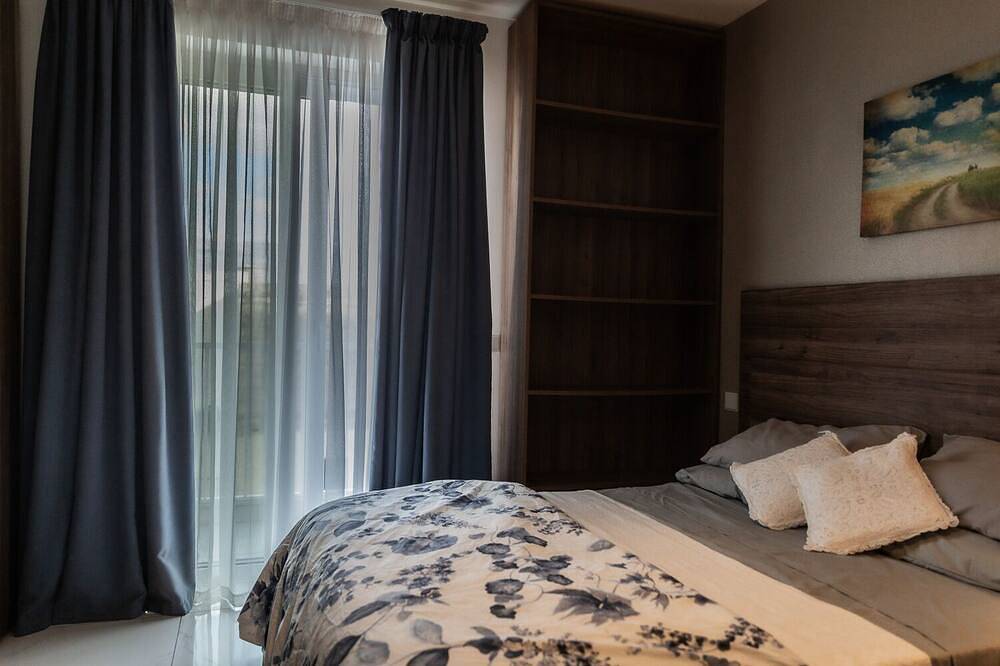 Entire apartment, Deluxe 3 Br Oasis With Pool Next to St Julians in San Giljan, Malta Island