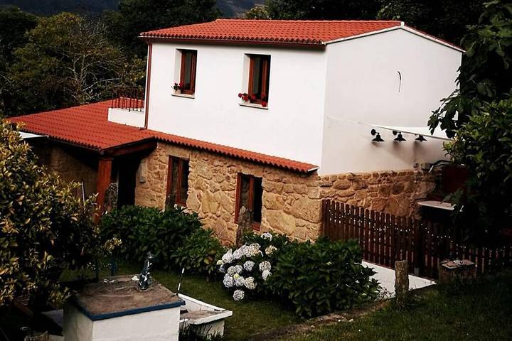 Chalet para 8 personas, con Balcón y Terraza además de Jardín y Piscina en Marín