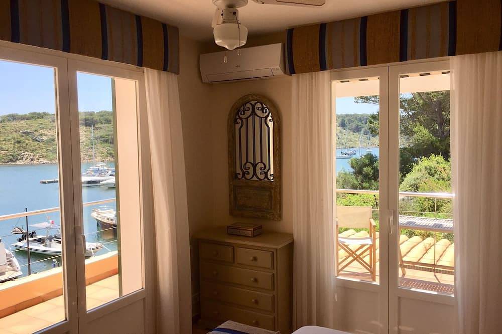 Luxury water front villa. 4 beds, private pool, wifi, magnificent location. Ac.  in Port d'Addaia, Es Mercadal