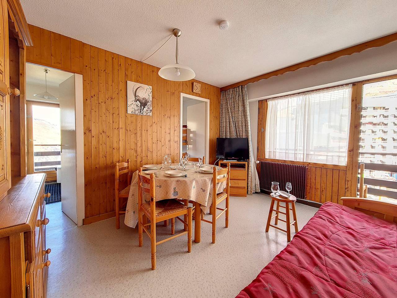 Entire apartment, Spacious Apartment · Ski-In/Ski-Out · Northeast Balcony · Central Location in Les Menuires, Saint-Martin-de-Belleville