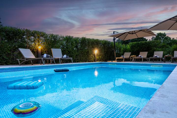 Ferienwohnung für 8 Personen, mit Balkon und Terrasse sowie Pool